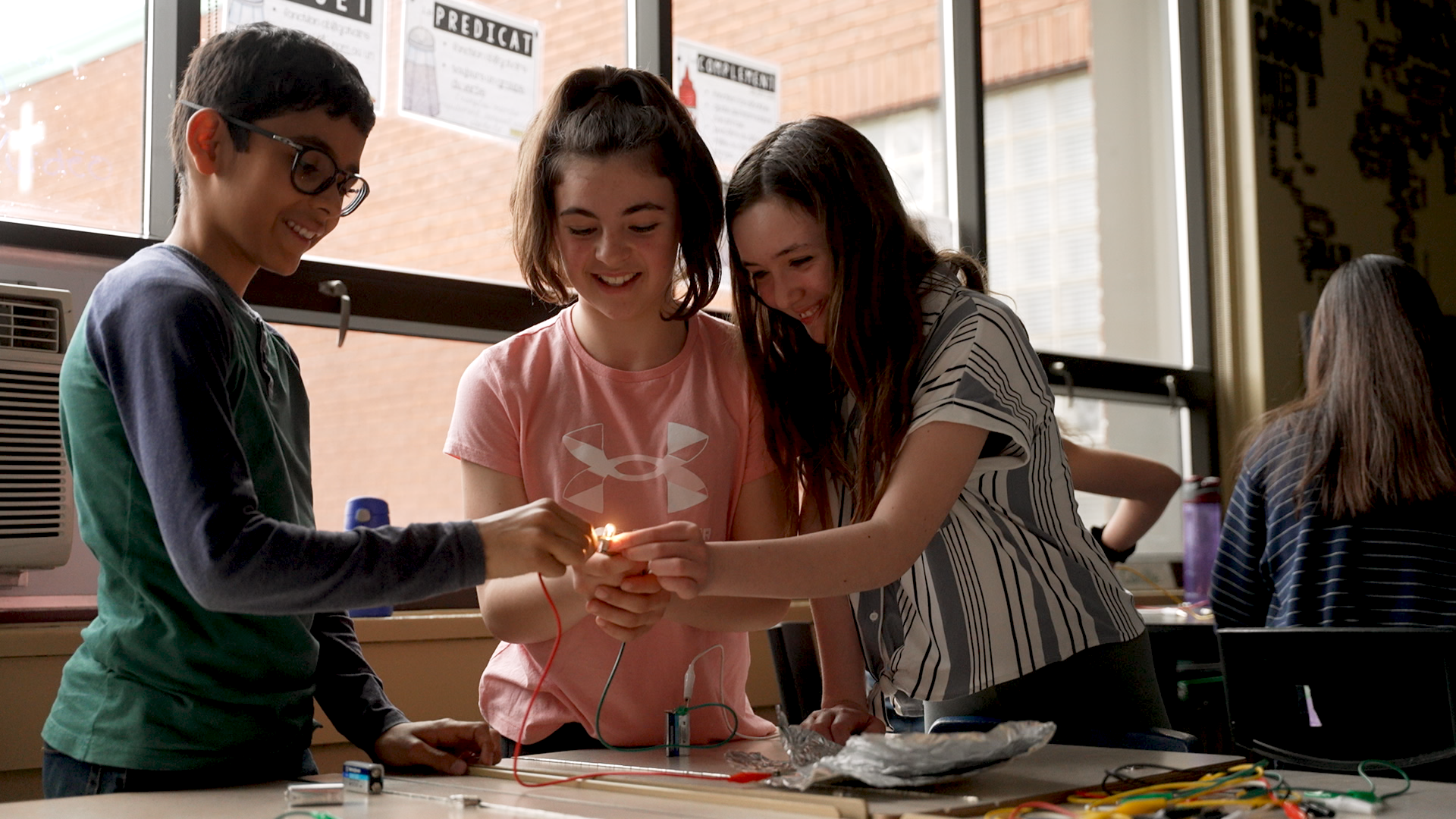 3 Enfants en plein apprentissage avec le contenu de la valise 00Watt dans une école