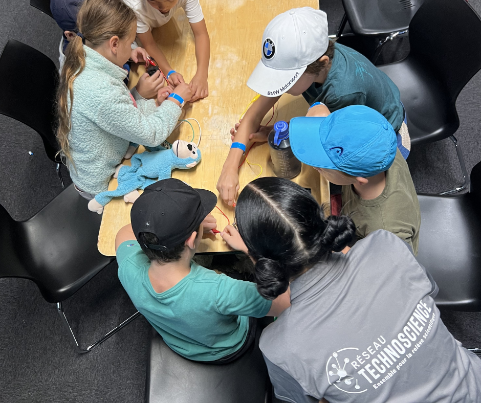 Jeunes en atelier scientifique lors d'un camp de jour